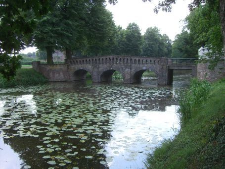 Bergen : Kasteel Well, steinerne Bogenbrücke